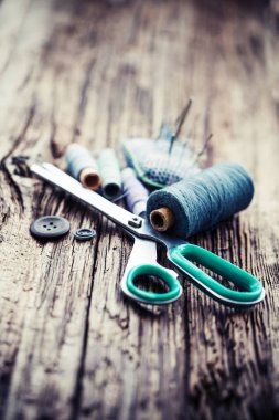 Ahşap masa üstünde Vintage dikiş alet