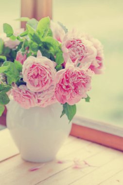 taze pembe şakayık gül pencere üzerinde vazosu