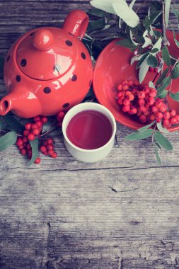 bardak kırmızı meyveler ile çay ve çay potu noktalı 