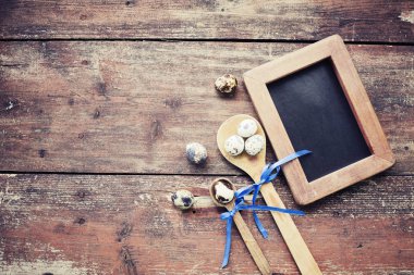 ahşap masa boş tahtada ile şenlikli Paskalya süsleri 