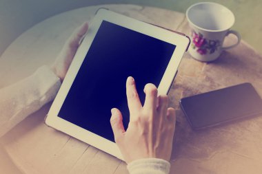 Dijital tablet masada holding erkek eller