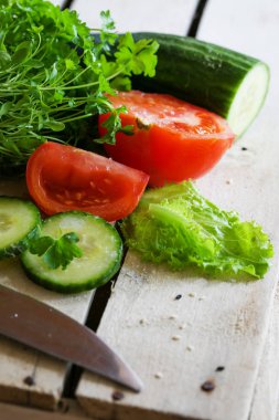 taze domates ve salatalık ahşap masa üzerinde closeup görünümünü
