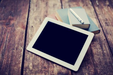 closeup görünümünü dijital tablet ve ahşap masanın üzerinde yatan dizüstü bilgisayarlar