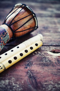 vurmalı çalgılar davul ve flüt ahşap arka plan üzerinde closeup görünümü