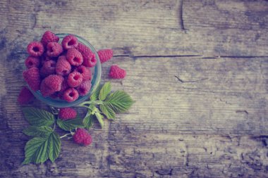 Ahşap masa üzerinde ahududu iştah açıcı bir kase