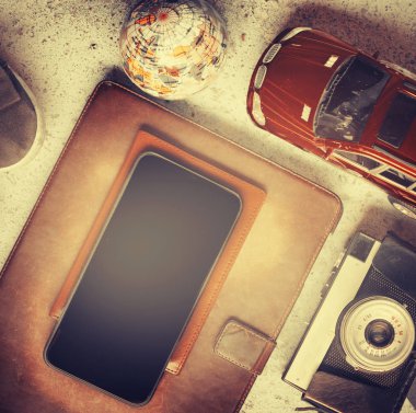 smartphone, kamera, Araba, defter ve gri duvara, seyahat kavramı küre closeup görünümünü
