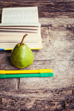 Kitabın ve tablo işaretleri ile Bütün Konfit armut 