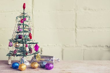 vintage tarzı süslemeleri ile yapay renkli Noel ağacı