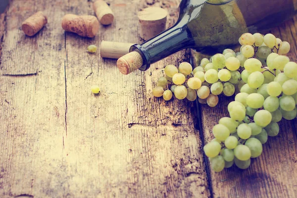 Şişe Beyaz Şarap Üzüm Mantarlar Ahşap Tablo — Stok fotoğraf
