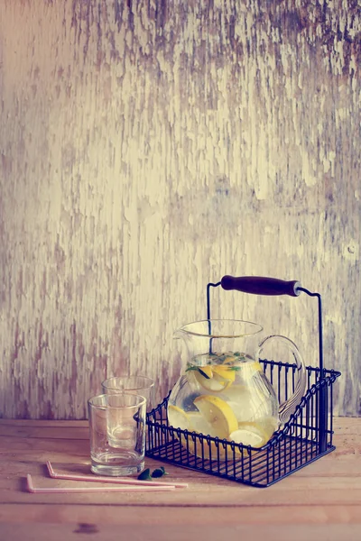 Cruche Limonade Maison Fraîche Avec Des Feuilles Menthe Dans Panier — Photo