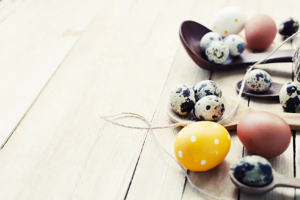 Feestelijke Pasen Versieringen Houten Tafel — Stockfoto