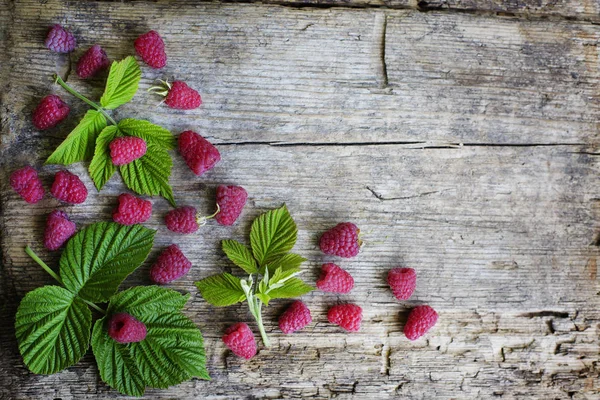 Appetitliche Himbeeren Mit Blättern Auf Holztisch — Stockfoto