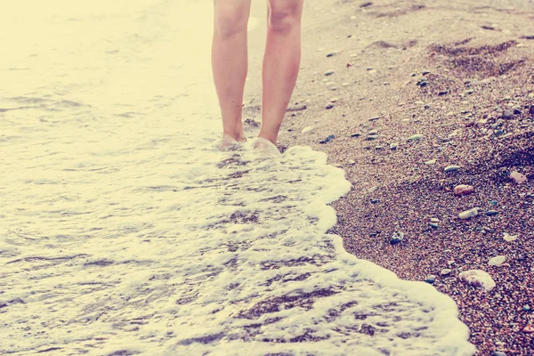 沙滩上女性裸脚的低角度观 — 图库照片