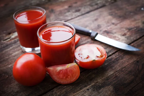 Jus Tomate Aux Tomates Sur Fond Bois — Photo