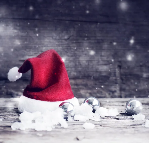 Nahaufnahme Von Weihnachten Weihnachtsmann Hut Und Silberne Dekorationen Vintage Stil — Stockfoto