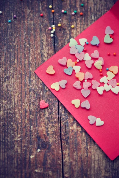 Corazones Románticos Coloridos Con Plantilla Roja Sobre Fondo Madera —  Fotos de Stock