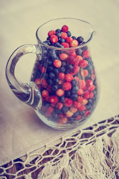 Glass Pitcher Fresh Wild Strawberries Blueberries Rural Tablecloth — Stock Photo, Image