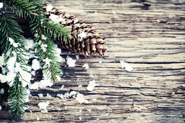 Nahaufnahme Von Tannenzapfen Schnee Als Weihnachtsdekoration Über Hölzernem Hintergrund — Stockfoto