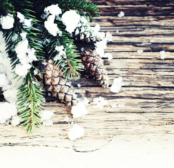 Nahaufnahme Von Tannenzapfen Schnee Als Weihnachtsdekoration Über Hölzernem Hintergrund — Stockfoto