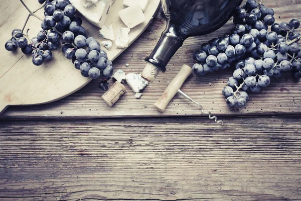 Garrafa Vinho Branco Queijo Uva Rolhas Mesa Madeira — Fotografia de Stock