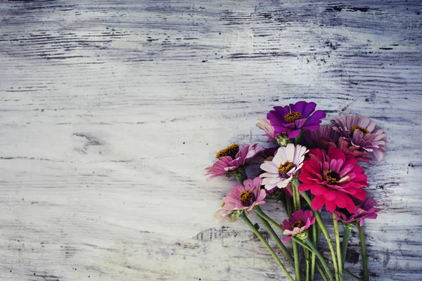 Helder Veld Bloemen Houten Rustiek Oppervlak — Stockfoto