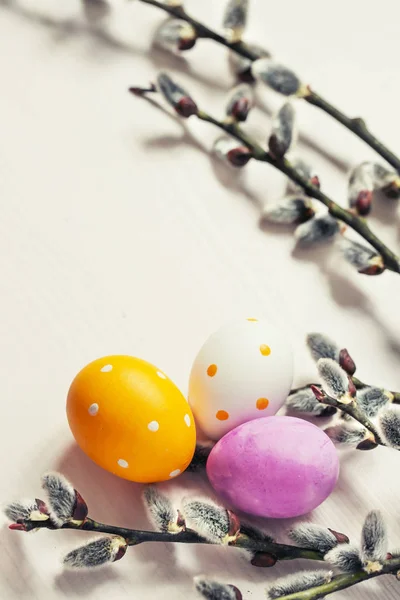 Detailní Pohled Barevné Malování Velikonočních Vajíček Pobočkami Stole — Stock fotografie