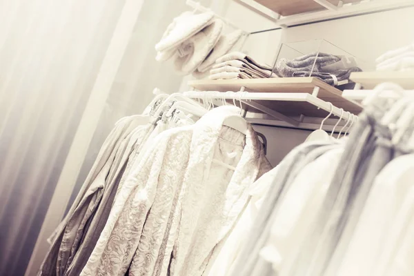 Elbise Dükkanı Tezgahları Vintage Renklerde Üzerinde Asılı — Stok fotoğraf