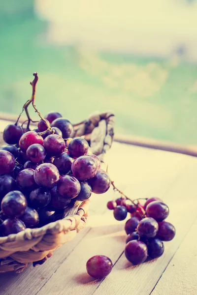 Uvas Frescas Cesta Sobre Mesa Madera — Foto de Stock