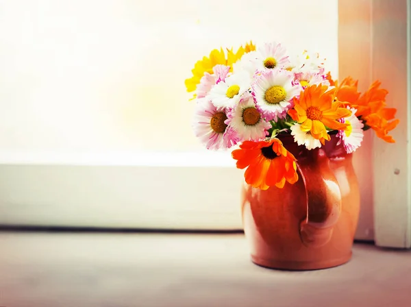 陶製の花瓶で明視野花 — ストック写真