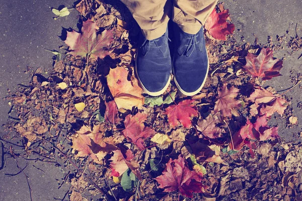 Imagen Recortada Persona Zapatos Pie Sobre Las Hojas Caídas Otoño — Foto de Stock