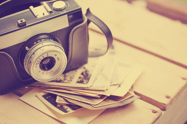Вид крупным планом винтажной фотокамеры с фотографиями
