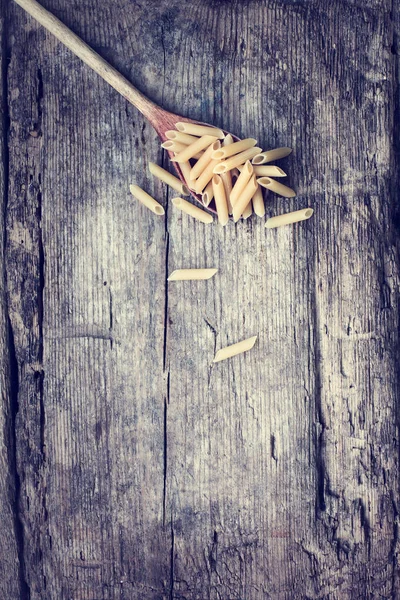 Grande Cuillère Bois Avec Macaroni Sur Fond Bois — Photo