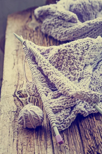 뜨개질 바늘과 테이블 원사의 — 스톡 사진