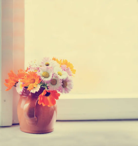 Яркие Полевые Цветы Керамической Вазе Окна — стоковое фото