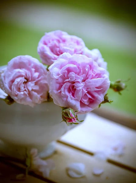 Rose Fresche Peonia Rosa Vaso Sul Tavolo Giardino — Foto Stock