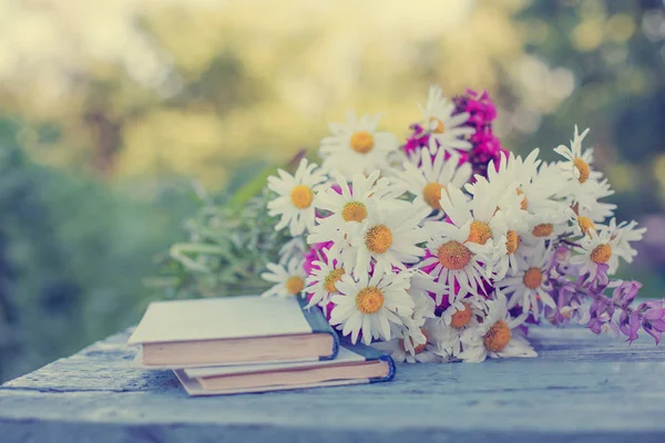 อดอกไม นบนโต ะไม สวนท — ภาพถ่ายสต็อก