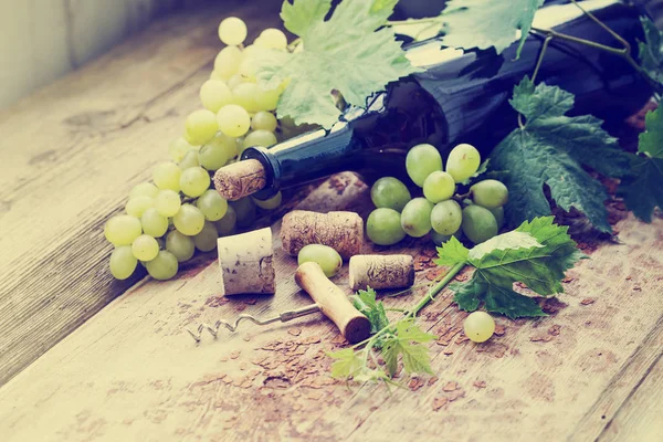 Botella Vino Blanco Uva Corchos Sobre Mesa Madera —  Fotos de Stock