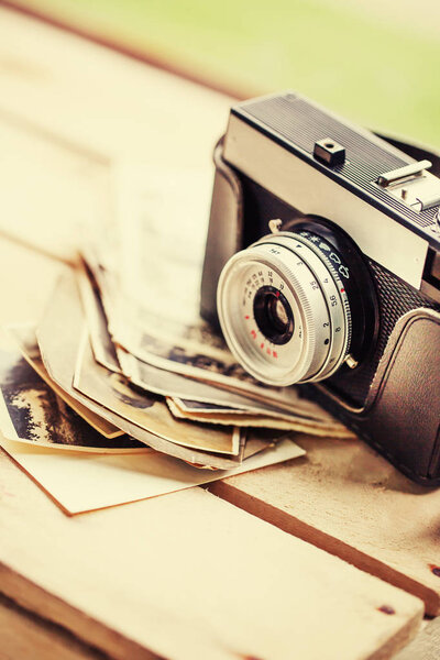 Вид крупным планом винтажной фотокамеры с фотографиями
