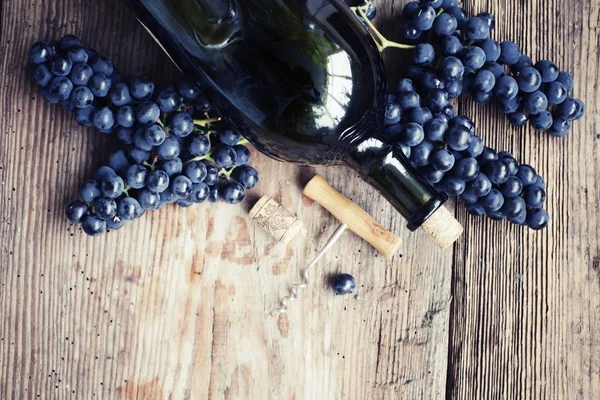 Garrafa Vinho Cortiça Saca Rolhas Sobre Fundo Madeira — Fotografia de Stock