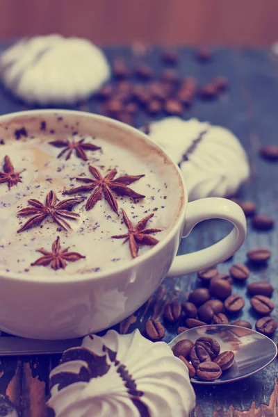 Biscoitos de merengue e xícara de café aromático — Fotografia de Stock