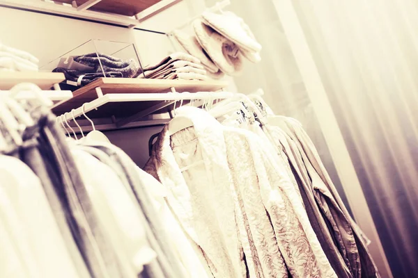 Elbise Dükkanı Tezgahları Vintage Renklerde Üzerinde Asılı — Stok fotoğraf