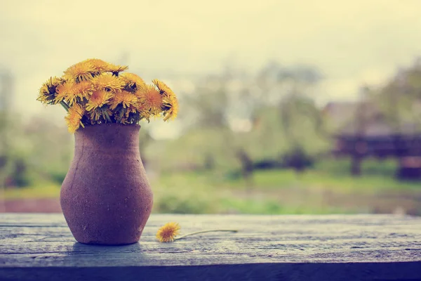 Frisch Geschnittener Löwenzahn Rustikaler Vase Auf Gartentisch — Stockfoto