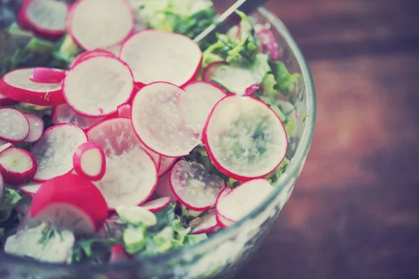 Aptitretande Rädisor Sallad Skål Trä Bakgrund — Stockfoto