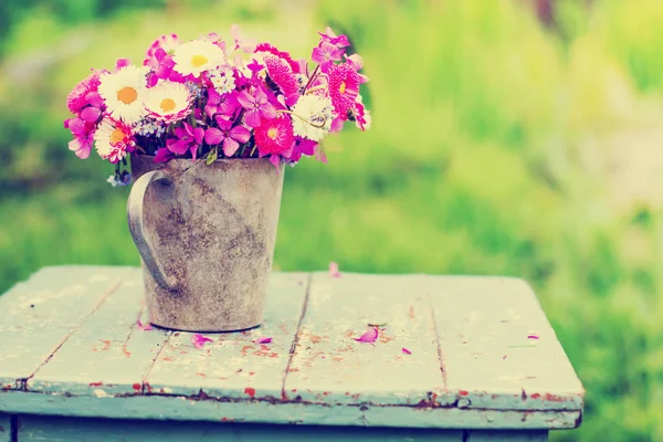 Bouquet Fleurs Sauvages Colorées Pot Métallique Sur Table Bois — Photo