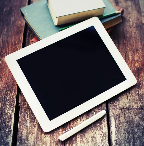 closeup görünümünü dijital tablet ve ahşap masanın üzerinde yatan dizüstü bilgisayarlar