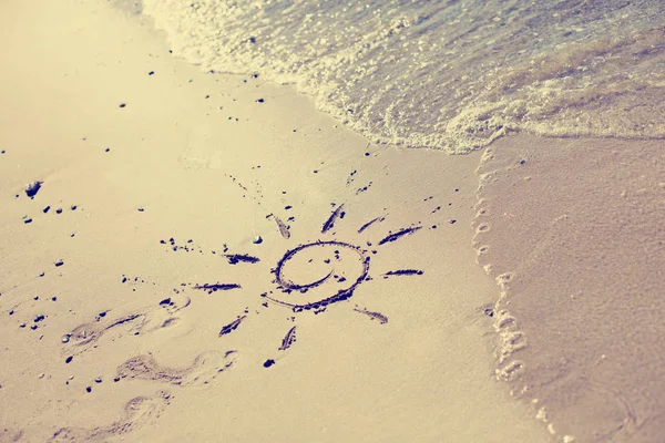 Text Sand Stranden Nära Blå Vatten — Stockfoto