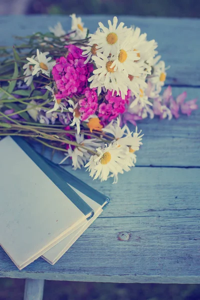 Boeket Van Rustieke Bloemen Tuinmeubelen Met Oude Boeken — Stockfoto