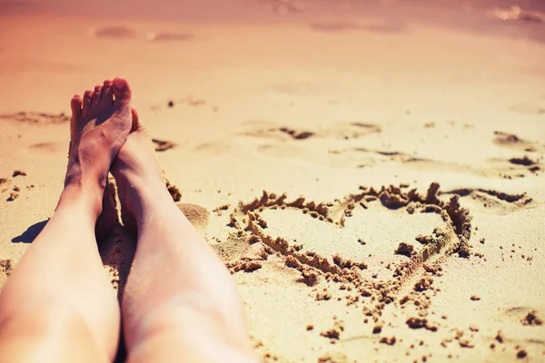 Imagen Recortada Los Pies Desnudos Masculinos Contra Agua Mar Playa — Foto de Stock