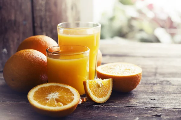 Jus Orange Met Sinaasappelen Houten Achtergrond — Stockfoto