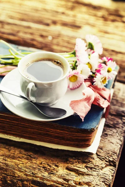 Vista Primer Plano Taza Café Con Flores Libro Sobre Mesa —  Fotos de Stock